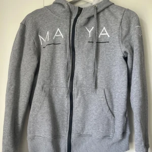 Grå Maya Delorez Arwen tröja - säljer min snygga grå hoodie från Maya Delorez som ej kommer till användning längre. Storlek S