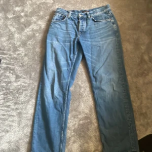 Två par rad Rufus 33 x 32 - Jeans i jättebra skick från nudie. Jeansen har en rak passform och är köpta nya från hemsidan. Kan gå ner i pris vid snabb deal och fråga gärna om individuellt par