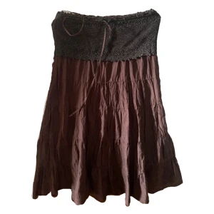 vintage brun maxi kjol 🤎 - jätte jätte fin brun kjol! köptes secondhand men gillar inte hur den satt på mig. står storlek L men finns så att man kan dra åt så passar även mig med XS 🤍