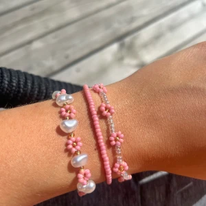Söta pärlarmband med rosa blommor - Tre handgjorda armband! 39kr/st eller alla för 110kr💖