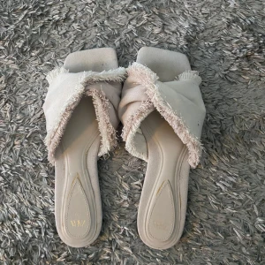 Zara tofflor - Super söta tofflor från zara! Använda 1 gång. Färgen är lite beige ljusgrå. Väldigt sköna för att vara tofflor. Nypris 300