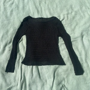 Svart stickad tröja från Flash Woman City - Säljer en svart stickad tröja från Flash Woman City i storlek M. Tröjan har långärmad design och är tunnstickad med ett luftigt, genombrutet mönster. 