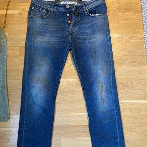 Jacob Cohën Jeans  - Snygga blå jeans från Jacob Cohën. Nypris 5000kr. Mycket bra skick.