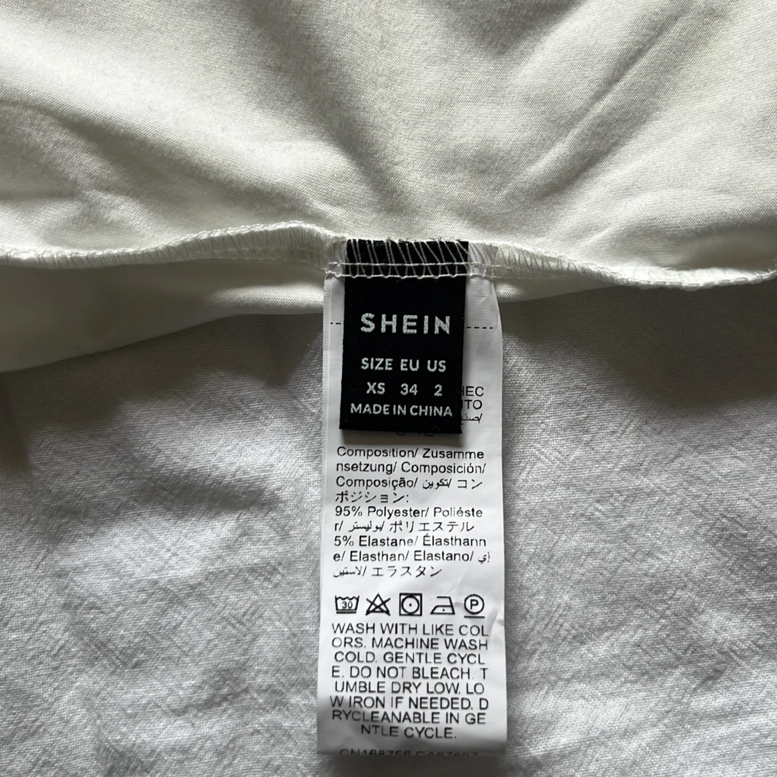 Vit tubtopp med rött spindelnät SHEIN - 2