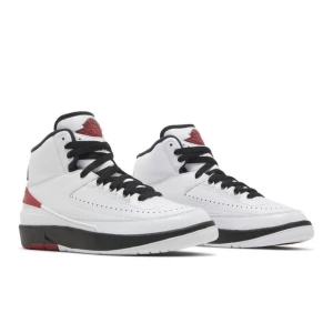 Jordan 2 chicago - Modellen “Chicago” hyllar originalet från 1986 med den ikoniska färgkombinationen av vitt, rött och svart — en självklar plats i varje sneakerheads samling. Perfekt både för streetstyle och för samlare.  ✅ Storlek: 6,5 us / 39 eu  ✅ Skick: VNDS ✅ Inkluderar: Originalbox 