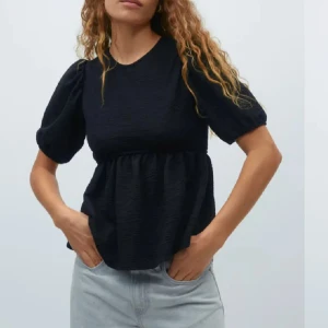 Svart blus med öppen rygg från Gina Tricot - Supersnygg svart blus från Gina. Strl S. Aldrig använd, lappen kvar. Pris 60 kr. 