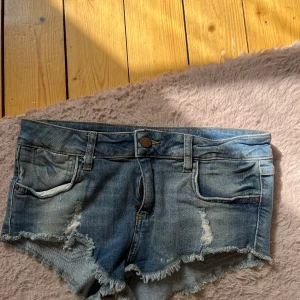 Blå jeansshorts med fransig kant - Snygga jeans shorts