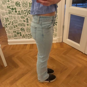 Levi’s superlow boot ljusblå jeans - Säljer ett par ljusblå jeans som bara är använda några få gånger! 🩷