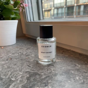 ESSNCE Dewy Desert Eau de Parfum - ESSNCE Dewy Desert är en super god parfym, söt och lite blommig, mycket viol💜 Nästan helt ny, har använt lite. En unisex doft men är framförallt riktad mot damer. Nypris 360 🥰