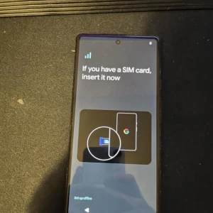 Google pixel 6a - Bilderna visar en mobiltelefon, inte en bok. Ingen information om titel, författare eller innehåll kan utläsas.