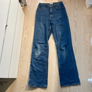 Blå wide jeans från Lindex, strl 158 - Blåa jeans från Lindex. Bra kvalitet men en synlig linje nedan vid benen (se bild) eftersom att dom var uppsydda men jag har klippt ner dom. Därför är dom ganska långa i benen💙🩵
