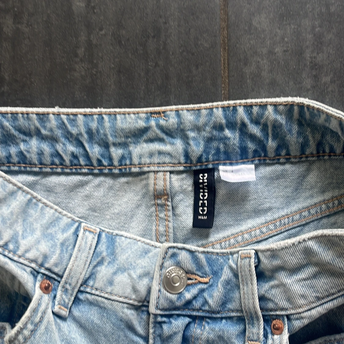 Ljusa jeansshorts från H&M med slitningar - 2