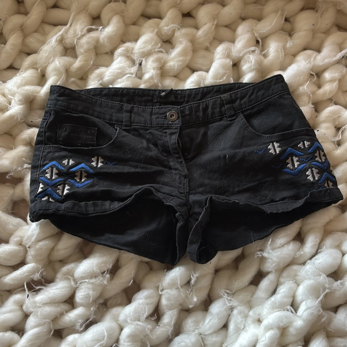 Svarta shorts med broderi