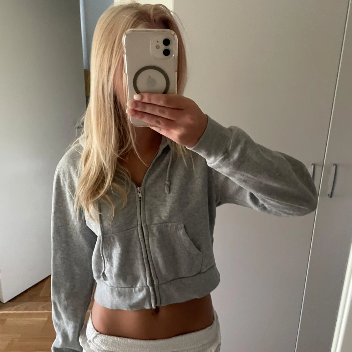 Grå croppad ziphoodie från Brandy Melville