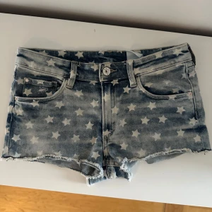 Stjärnmönstrade jeansshorts! - Blåa jeansshorts detaljerade med stjärnor. Kommer från HM men finns inte att köpa längre. Säljer pga att dem inte passar mig längre💕
