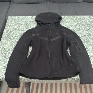 Svart Nike hoodiejacka S/small (kids) = XL  - Svart hoodiejacka XL men är köpt i kids så den funkar för personer med S eller M i storlek. Bra skick och inte använd så många gånger. Materialet är också i bra skick. En tjej bar denna☀️