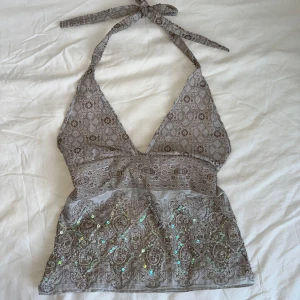 Halterneck topp  - 🦋Handsydd🦋Supersnygg halterneck topp i paljettmönster och med knyte i nacke och rygg.