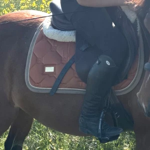 Oranget equestrian Stockholm schabrak - Säljer mitt es schabrak eftersom det inte kommer till användning. Använt varsamt och är i fint skick! Nypris 900kr och säljer för omkring 450 beroende på🥰 