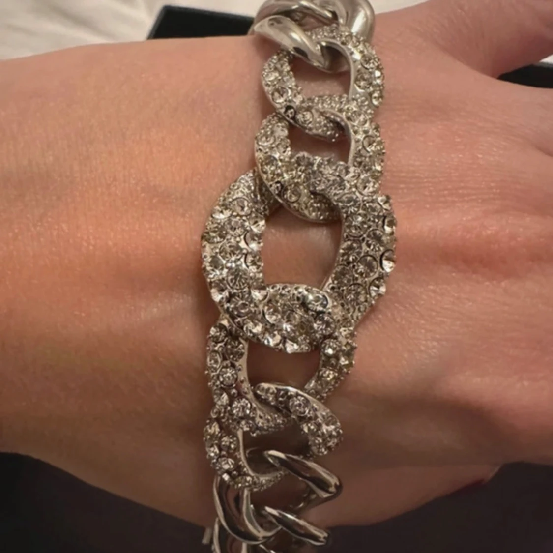 Silverfärgad armband med strass - 1