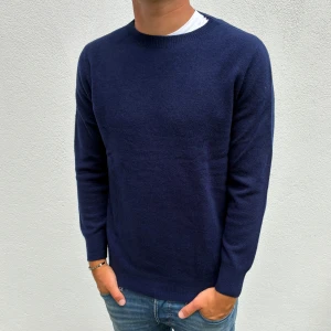 Kashmir tröja - Marinblå Kashmir Crewneck | Storlek M| Modellen är 177cm lång, passar lite längre | Endast använd 1 gång, därför inga defekter alls | Hör av dig vid frågor🌟