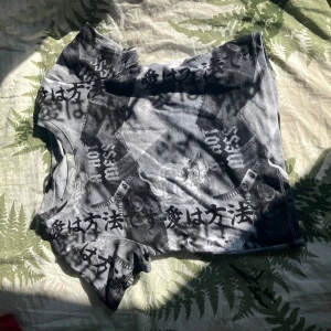 Mini t-shirt x crop top  - En snygg elastisk tröja som är väldigt mjuk och skön mot huden, lätt att styla och har använts få gånger😁🌺