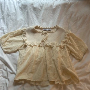 Blus från Zara  - Super söt och trendig blus från zara🍒Knappt använd och väldigt skön i materialet!
