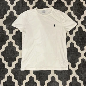 Polo Ralph lauren t shirt  - Vit T-shirt i S från polo Ralph lauren, skick 9/10. Passar dig som är runt 170cm. Dm vid mer info!