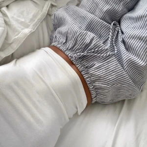 Randiga linnebyxor med snörning - Snygga och luftiga linnebyxor med smala blå och vita ränder. Byxorna har elastisk midja med snörning och raka ben, perfekta för chill dagar eller när du vill ha en avslappnad stil. Materialet är lätt och andas, vilket gör dem grymma till sommaren.
