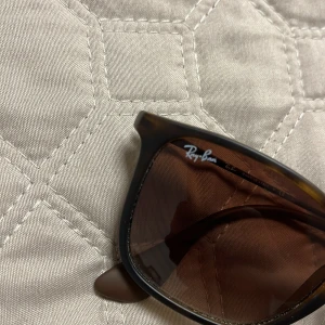 Bruna Wayfarer-solglasögon från Ray-Ban - Hej säljer nu mina raybans när jag har ett par andra dom har användts fåtal gånger nypris 1099kr. pris kan snackas 