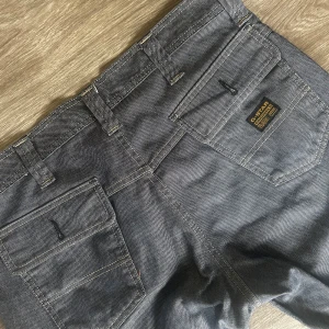 G-Star vintage jeans  - G-STAR  Vintage Jeans, köpta i Rostock år 2002 och är i väldigt bra skick då dom är sparsamt använda!  Inga defekter etc utan bara en knapp som lossnat på ena backfickan!  Storlek 34/32 Pris inte hugget i sten och kontakta gärna för ytterligare info/bilder! 