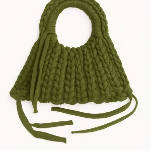 Olivgrön stickad handväska med knytband - Unik handväska i olivgrönt, grovstickat material med runda handtag och långa knytband. Väskan har en cool, chunky look och passar perfekt för dig som vill sticka ut med accessoarerna.