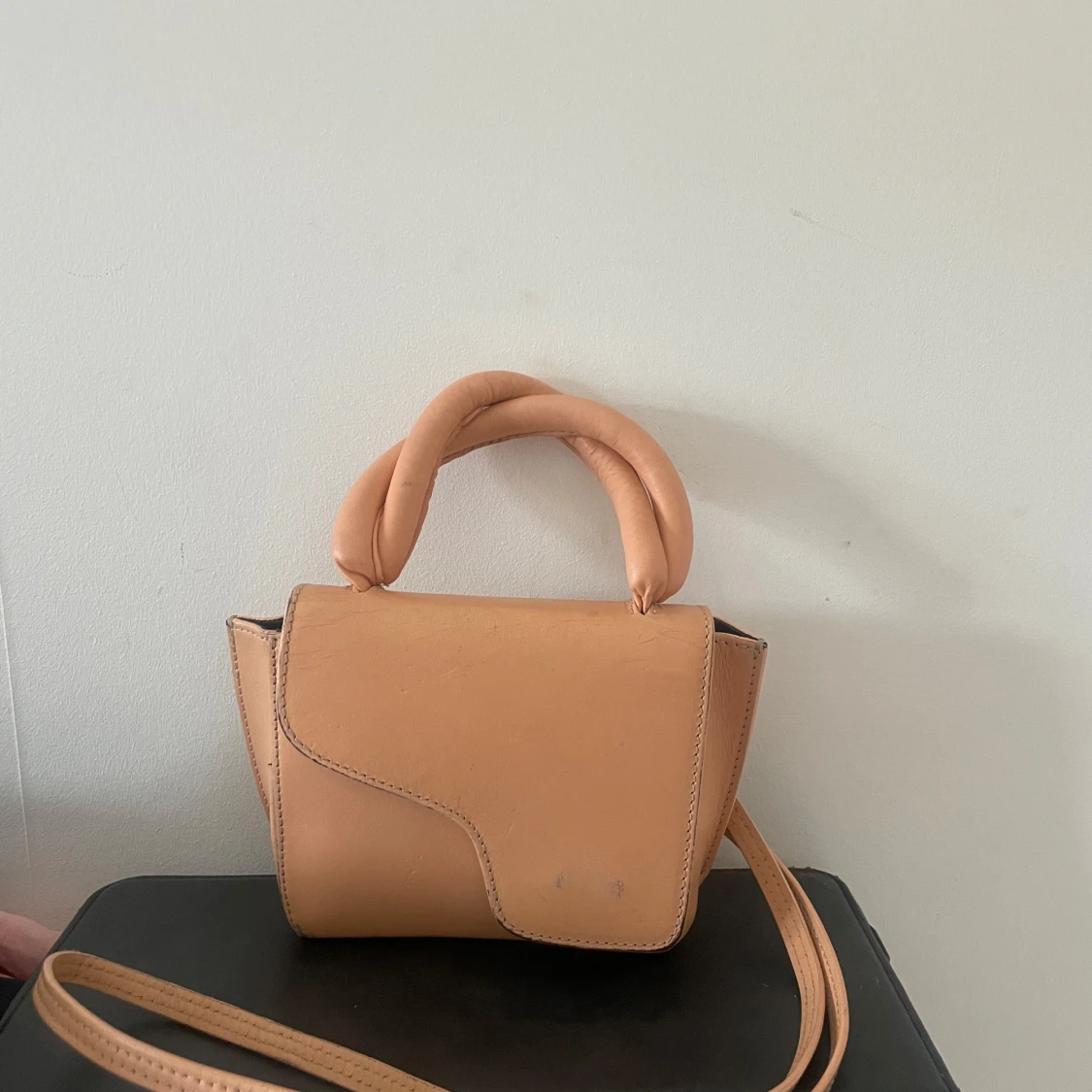 Beige handväska med twistat handtag - 1