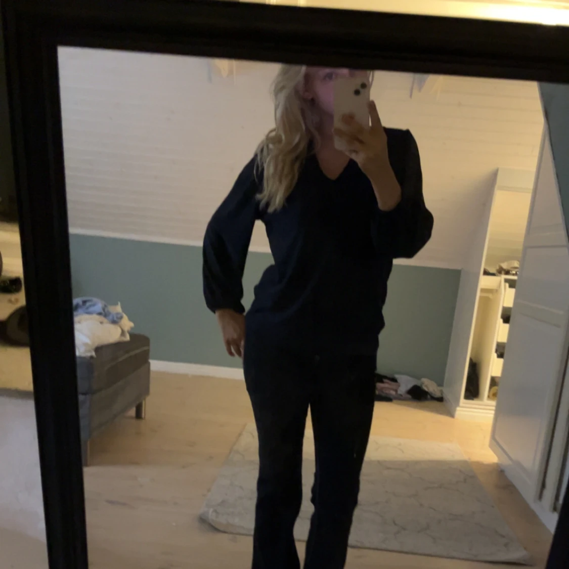 Mörkblå blus med v-ringning