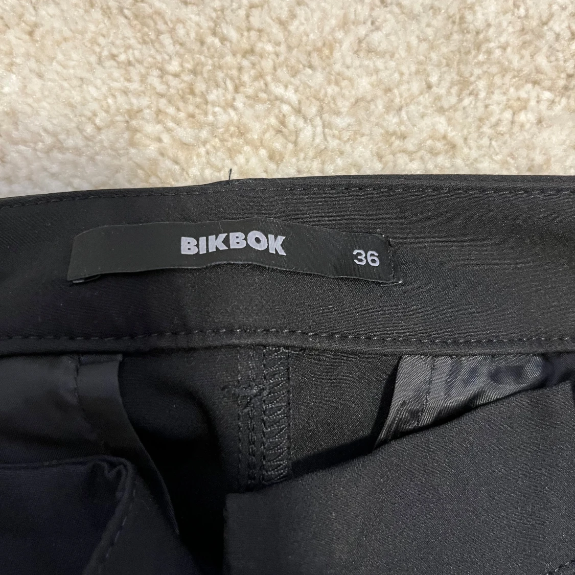Svarta bootcut kostymbyxor BikBok - 2
