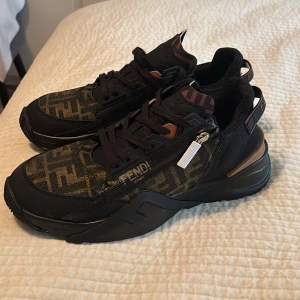 Fendi sneakers  - Fendi Flow sneakers. Storlek 44 passar oxå 43. Helt nya icke använda. Köpta i Marbella. Nypris: 7 000kr.