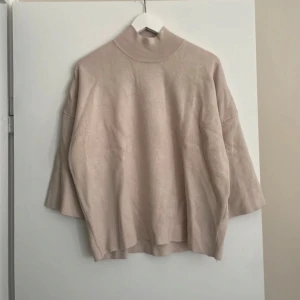 Beige polotröja i oversized modell - Säljer en beige polotröja från Carin Wester i oversized passform med trekvartsärmar. Tröjan är stickad i mjukt material och har en hög, ribbad krage som ger en clean och stilren look. Knappt använd och inga defekter alls, vid snabba för kan priset diskuteras! 💕