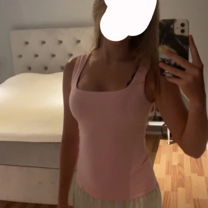 ljusrosa topp - knappast använd, sitter väldigt skönt ! 