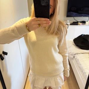 Beige stickad tröja med rund hals - Supersöt ljusgul/krämvit stickad tröja från brandy Melville! Tröjan är använd ungefär två gånger och det syns inte alls. Tröjan har inga defekter och därmed i helt nytt skick. Säljer då den inte kommer till användning💗