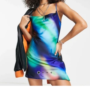 Färgstark kortklänning med tunna band - Säljer en supercool kortklänning med tunna axelband.