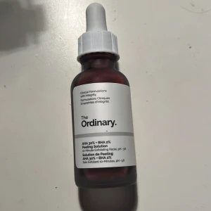 The Ordinary AHA 30% + BHA 2% Peeling Solution - The Ordinarys AHA 30% + BHA 2% Peeling Solution i en mörkröd glasflaska med pipett. Perfekt för exfoliering av huden, ger glow och jämnare hudton. Knappt använd