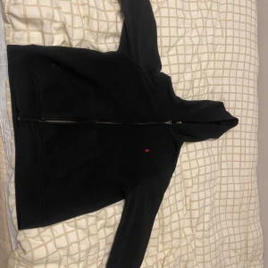 Svart hoodie från Polo Ralph Lauren - Svart hoodie från Polo Ralph Lauren med dragkedja och huva. Ny pris 1100kr på NK