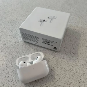 Bluetooth hörlurar - Trådlösa hörlurar med stilren design och bra ljudkvalitet. Stabil anslutning.  Levereras i originalförpackning tillsammans med laddningsetui med laddkabel (0,8m).   Snabb och bra packat leverans/paket. Vid frågor och funderingar tveka inte och fråga