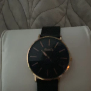 Bon and cly klocka  - Säljer en svart guld bon and cly klocka 44m . Den är still ren och skön att ha på sig . Ny pris 1550 ish. Den är jätte bra skick med låda som till kommer . Mitt pris 750 och ochså med pruttpris 