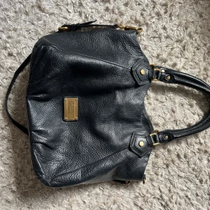 Svart Marc Jacobs väska - Skitsnygg väska från Marc Jacobs som inte kommer till användning. 💜