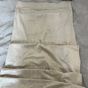 4 stycken gardiner  - Fyra styckna gardiner från Hemtex i mått ca 134x238 cm som är även ljusdämpande/mörkläggande.📩 Skicka gärna ett meddelande vid frågor eller om du vill ha flera bilder! 🌸😊 📦 Jag skickar snabbt och packar alltid med omsorg!