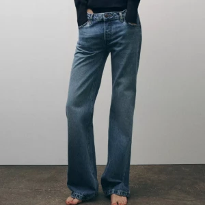 Helt nya slutsålda Zara jeans - Säljer då de inte passade mig. Endast testade! Har bild på måtten, skriv privat för dem!🩷 De är slutsålda och vill bli av med de snabbt 