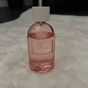 Garden Party Eau de Parfum från Yves Rocher - Fräsch parfym till sommaren bättre beskrivning av doft finns på en av bilderna 💗Använd men 90% av produkten kvar av 100ml 