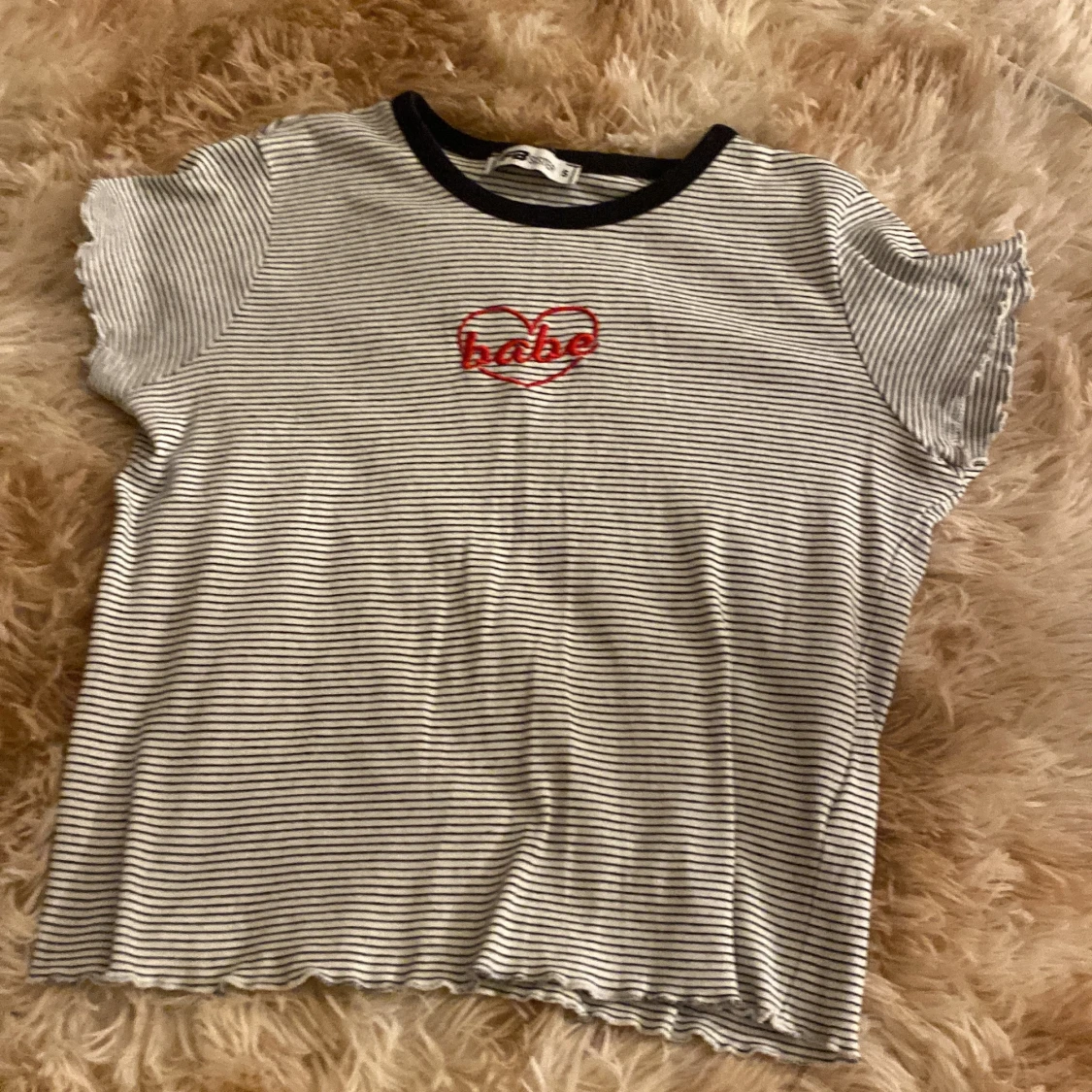 Randig topp med broderi från FB Sister