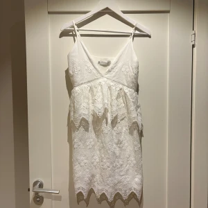 Vit spetsklänning By Malina XS - Superfin vit klänning från By Malina i XS ☀️                Köpt på Sellpy i nyskick och aldrig använd själv då den inte passar