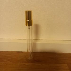 10 ml split Essnce  - Välj en doft i 10 ml split. Dessa finns: Fizzy mango, Strawberry eclair,I am vanilla,Jardin de flora,Vanilla baby, High on chai, Freshotic, Sugar kiss,Milky flower, Keep it fruity, Cozy goddess,Perenne amore,Lady Essnce,Absolu vanilla,Fleur chere,Elle la nuit,Chocolate chaud 
